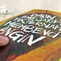 Daun yang Jatuh Tak Pernah Membenci Angin, Tere Liye. | via: facebook.com