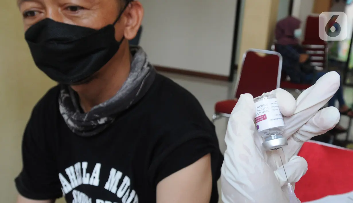 Paramedis menyiapkan vaksin dosis ketiga covid-19 (booster) saat vaksinasi serentak Pemkot Depok di Kantor Kecamatan Cinere, Depok, Senin (18/4/20222). Pemkot Depok menggelar gebyar vaksinasi booster secara massal di 11 Kantor Kecamatan mulai hari ini hingga Rabu, 20 April. (merdeka.com/Arie Basuki)