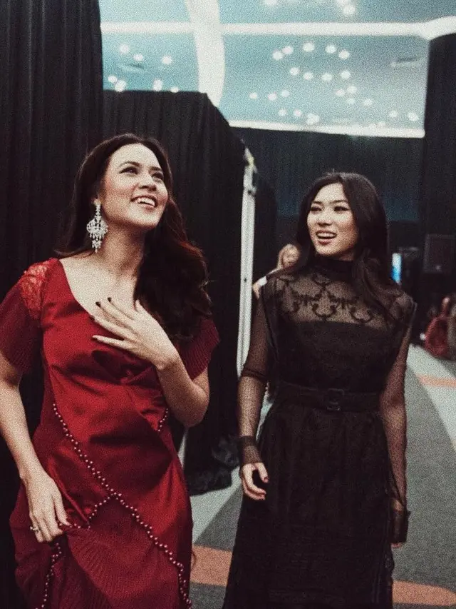 Potret Kedekatan Raisa dan Isyana Sarasvati (sumber: instagram/@isyanasarasvati)
