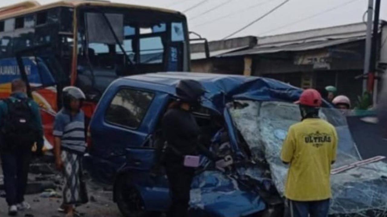 Kronologi Kecelakaan Bus vs Mobil Rombongan Umrah di Gresik, Lengkap dengan Identitas Korban Tewas