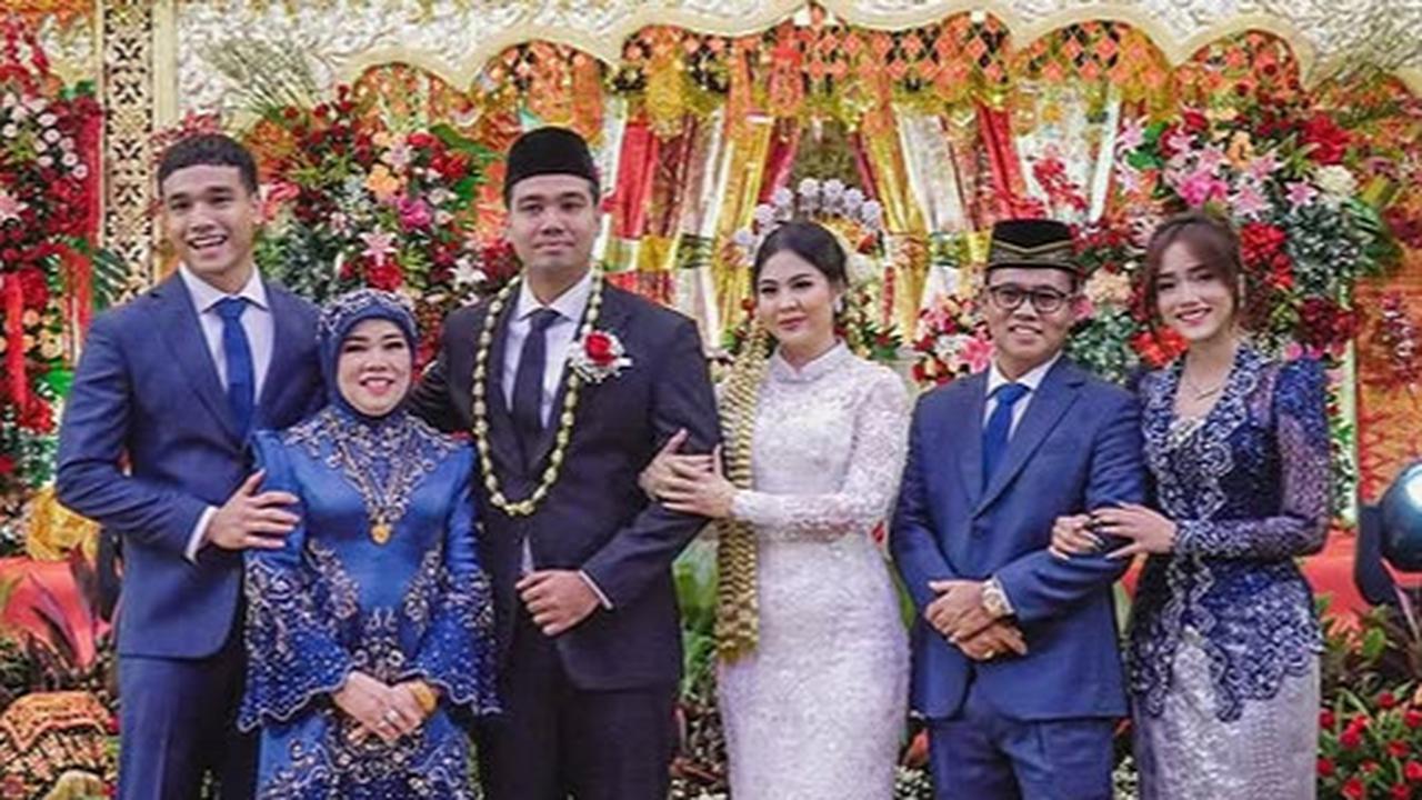 Potret Cantik Fuji di Pernikahan Frans Faisal, Bikin Pangling Tampil Anggun Berkebaya Biru & Rambut Disanggul