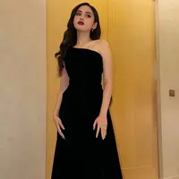 Meski sama sama mengusung nuansa klasik, masing masing gaun menghadirkan karakter yang kontras, mulai dari kesan modern yang tegas hingga romantisme yang lembut. [@lilianalim_official].