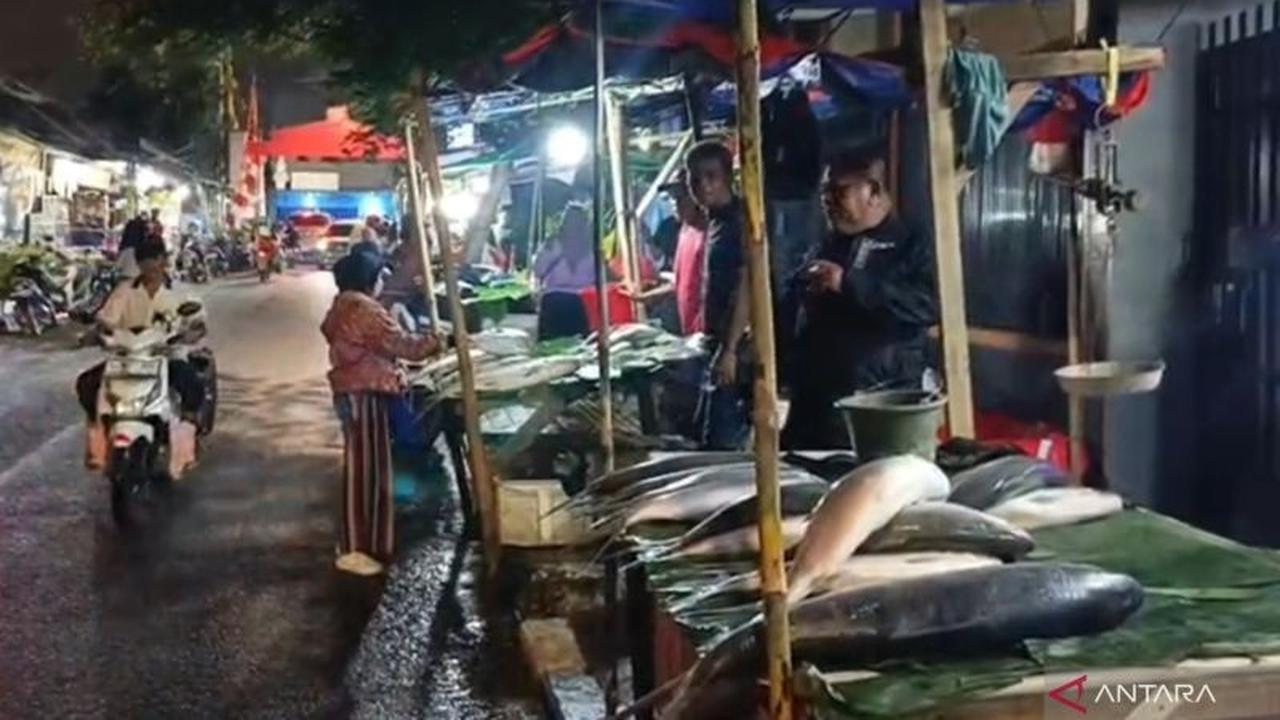 Jelang Imlek, Pasar Ikan Bandeng Musiman Rawa Belong Mulai Ramai Pembeli