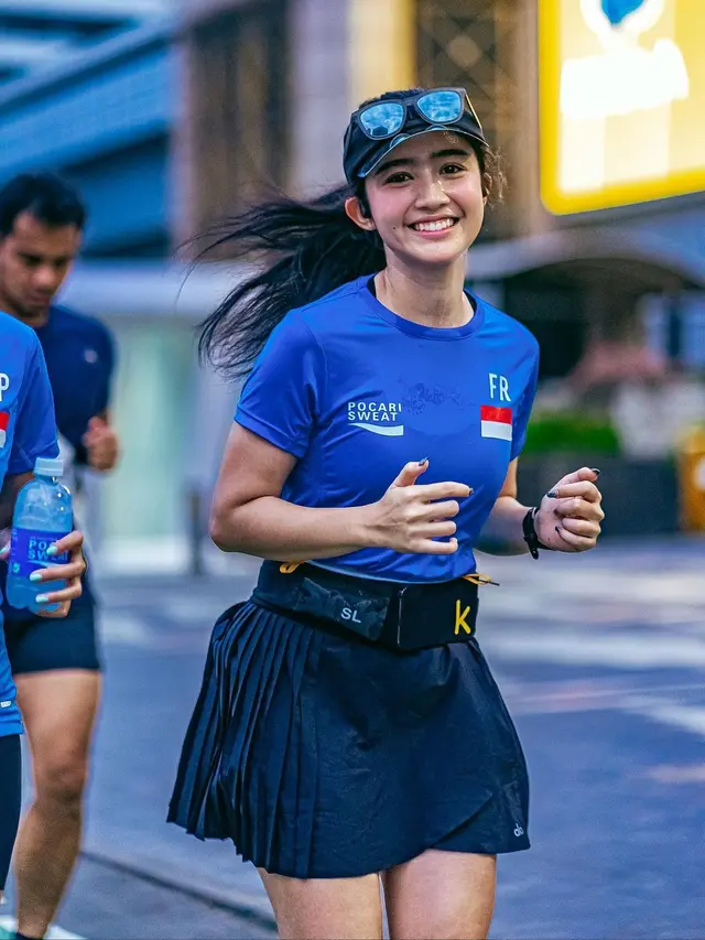 Tampil Manis dengan Busana Feminin