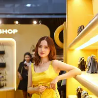 Mini dress berwarna kuning yang dikenakan Syifa menonjolkan siluet feminin dan memberikan sentuhan ceria yang khas musim semi.  [Dok/FIMELA/Adrian Utama P].