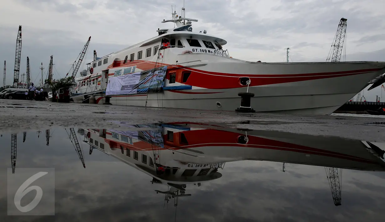 KM Express Bahari 3B milik PT Pelni (Persero) bersandar di Pelabuhan Sunda Kelapa, Jakarta, Selasa (10/1). Kapal motor yang melayani rute Kepulauan Seribu itu memiliki kapasitas angkut 208 orang ditambah enam orang kru kapal. (Liputan6.com/Johan Tallo)
