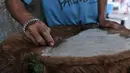 Proses memotong bulu yang menempel pada kulit kambing saat membuat beduk di kawasan Tanah Abang, Jakarta, Senin (14/5). (Merdeka.com/Iqbal Nugroho)