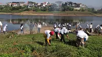 Relawan Buruh Sahabat Ganjar Jabar menggandeng masyarakat RW 07 dan 08 Desa Cimerang menggelar aksi peduli lingkungan yang diimplementasikan dengan membersihkan sungai Citarum tepatnya di Waduk Saguling. (Istimewa)
