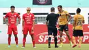 <p>Wasit Ikhsan Prasetya Jati menunjuk titik putih setelah pemain Persija Jakarta, Dandi Maulana Abdulhak (kedua kiri) kedapatan handball dalam pertandingan lanjutan pekan ke-25 BRI Liga 1 2022/2023 melawan Bhayangkara FC yang berlangsung di Stadion Wibawa Mukti, Cikarang, Jawa Barat, Kamis (16/2/2023). (Bola.com/Ikhwan Yanuar)</p>