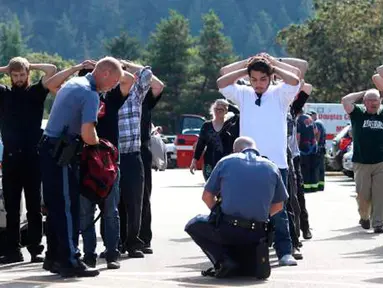 Polisi memeriksa tas mahasiswa dan staf setelah terjadi penembakan di Umpqua Community College di Roseburg, Oregon, AS, Kamis (1/10/2015). 13 orang tewas dan sekitar 20 lainnya terluka akibat kejadian tersebut. (REUTERS/Michael Sullivan/The News-Review)