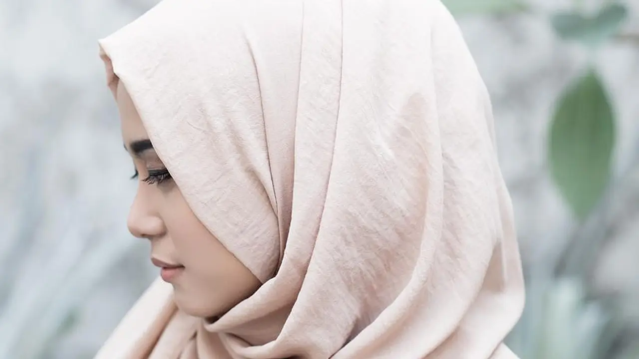 Aturan gunakan dry shampoo untuk perempuan hijab / Model: Restu Anggraini for FIMELA.com