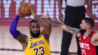 Pabesaket Los Angeles Lakers, LeBron James (23) berusaha mengoper bola saat Austin Rivers (25) dari Houston Rockets menjaganya pada pertandingan bola basket playoff semifinal NBA Kamis, (10/9/2020) di Lake Buena Vista, Florida . (Foto AP/Mark J. Terrill)