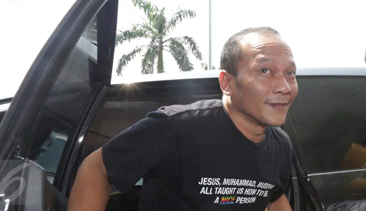 Ekspresi Iwa K saat tiba di RSKO, Jakarta, Jumat (5/5). Menurut Kompol Martua Silitonga‬, posisi ganja yang dibawa Iwa K ada di dalam tiga linting rokok. Tanpa perlawanan, Iwa K digelandang ke Polres Bandara Soekarno Hatta. (Liputan6.com/Herman Zakharia)