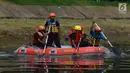 Anggota tim penyelamat mencari korban yang tenggelam pada lomba ketangkasan water rescue di Kanal Banjir Timur, Jakarta, Kamis (3/5). Perlombaan guna melatih kemampuan melakukan penyelamatan dan pertolongan di air. (Merdeka.com/Imam Buhori)