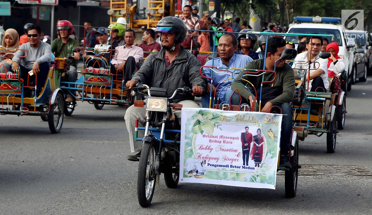 Sejumlah betor melintas saat gladi resik kirab Kahiyang Ayu dan Bobby Nasution di sepanjang jalan Gagak Hitam, Medan, Rabu (22/11). Sebanyak 37 betor akan mengiringi  arak-arakan ngunduh mantu Kahiyang-Bobby. (Liputan6.com/Johan Tallo)