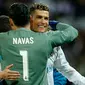 Ekspresi pemain Real Madrid Cristiano Ronaldo saat melakukan selebrasi usai mengalahkan Bayern Munchen dalam pertandingan semifinal Liga Champions di stadion Santiago Bernabeu, Spanyol (1/5). (AP/Paul White)