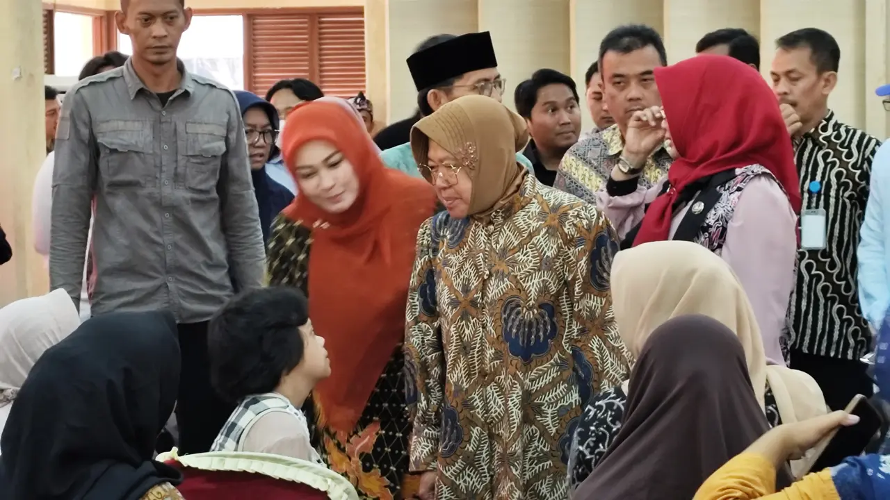 Menteri Sosial (Mensos) Tri Rismaharini Berbincang dengan Penyandang Disabilitas di Pendopo Pandeglang, Banten pada Jumat (14/6/2024).