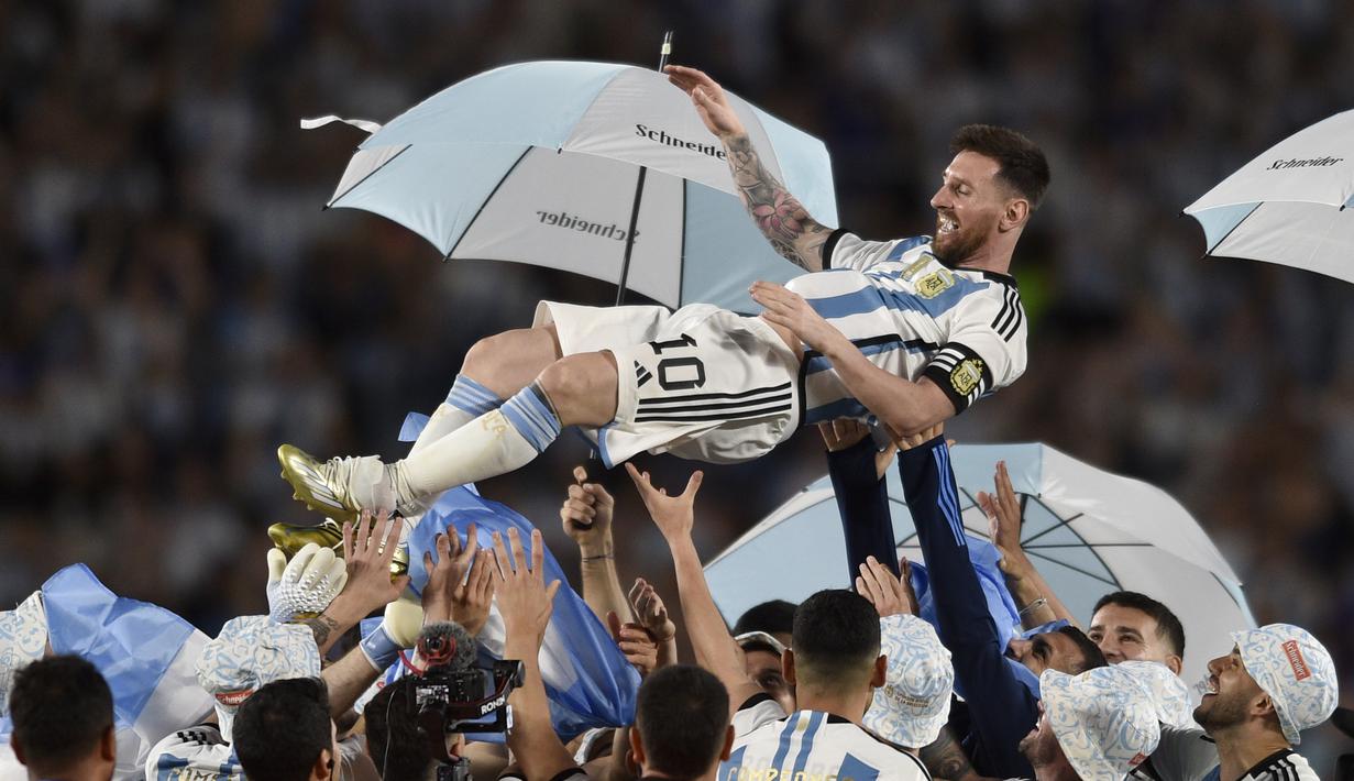 Lionel Messi baru saja mencapai gol ke-800 sepanjang karier profesionalnya, baik itu di level klub dan tim nasional. Gol historis tersebut dicetak saat membela timnas Argentina. Messi melesakkan gol bersejarahnya dengan spesial. Tendangan bebasnya di menit ke-89 meluncur mulus ke gawang Panama. (AP Photo/Natacha Pisarenko)