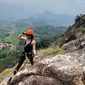 Pendaki di Gunung Parang. (Dok: Instagram @monagultom&nbsp;https://www.instagram.com/p/C3xUYgWSCrX/?igsh=dnhtcHpxazBxdDh4)