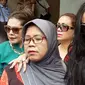 Cynthiara Alona dan sang ibu saat mendatangi Polda Metro Jaya. Foto: Hernowo Anggie/Liputan6.com