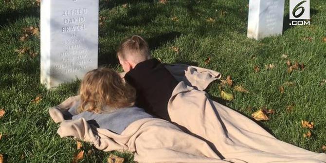 VIDEO: Dua Bocah Tidur di Makam, Alasannya Bikin Sedih