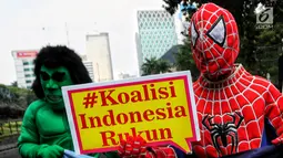 Massa mengenakan baju superhero melakukan aksi di Patung Kuda hingga jalan ke gedung Mahkamah Konstitusi (MK), Jakarta Pusat, Selasa (18/6/2019). Dalam aksinya mereka menyerukan perdamaian. (Liputan6.com/JohanTallo)