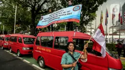 Belasan angkot berwarna merah diparkir di depan Balai Kota DKI Jakarta dan para sopir langsung turun untuk menggelar aksi. (Liputan6.com/Faizal Fanani)