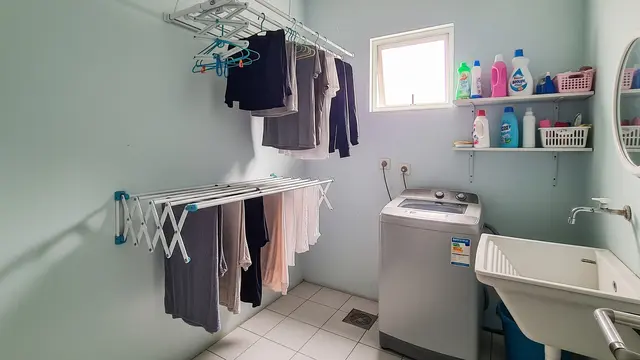 Cara Menata Tempat Cuci dan Jemur di Rumah Kecil agar Tidak Terlihat Penuh Serta Cocok untuk Rumah KPR Model Penggunaan Rak Lipat Atau Gantung