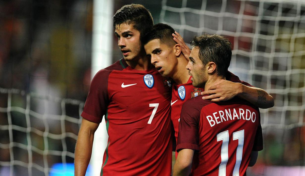 Para pemain Portugal merayakan gol yang dicetak oleh Joao Cancelo ke gawang Gibraltar. Kemenangan Portugal ini merupakan yang kelima secara beruntun. (AP/Paulo Duarte)