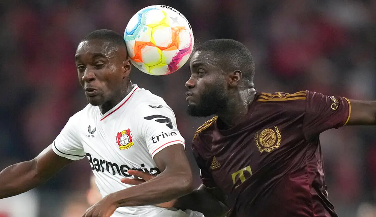 Pemain Bayer Leverkusen Moussa Diaby (kiri) berebut bola dengan pemain Bayern Munchen Dayot Upamecano pada pertandingan sepak bola Bundesliga di Allianz Arena, Munich, Jerman, 30 September 2022. Bayern Munchen menang 4-0. (AP Photo/Matthias Schrader)