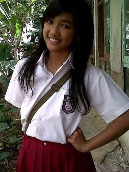 Jebolan Indonesian Idol, Marion Jola pernah viral karena foto masa SD nya. Perempuan asal Kupang ini terlihat sangat manis saat berfoto tersenyum ketika masih SD. Tak ayal foto Marion ini pun banjir like dan komentar dari netizen. (Liputan6.com/IG/lalamarionmj)