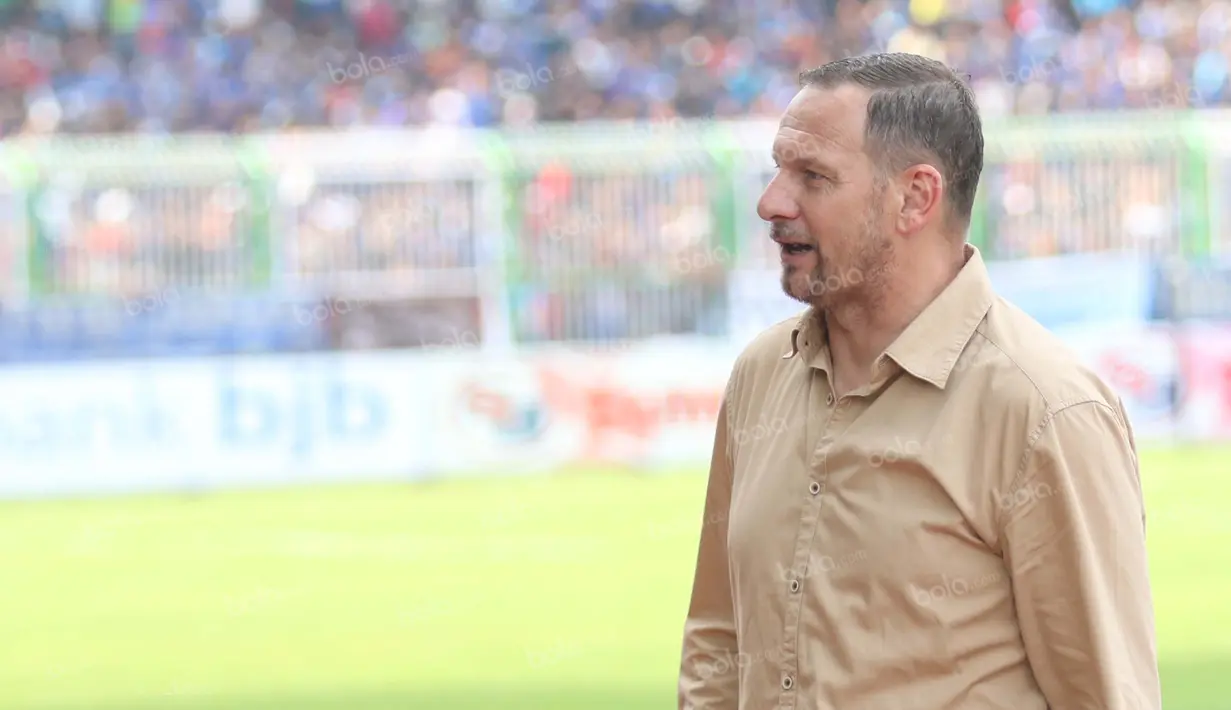 Pelatih Persib Bandung, Dejan Antonic saat mendampingi dan memotivasi timnya pada laga persahabatan turnamen Segi Tiga di Stadion Galuh, Ciamis, Minggu (10/4/2016). (Bola.com/NIcklas Hanoatubun)