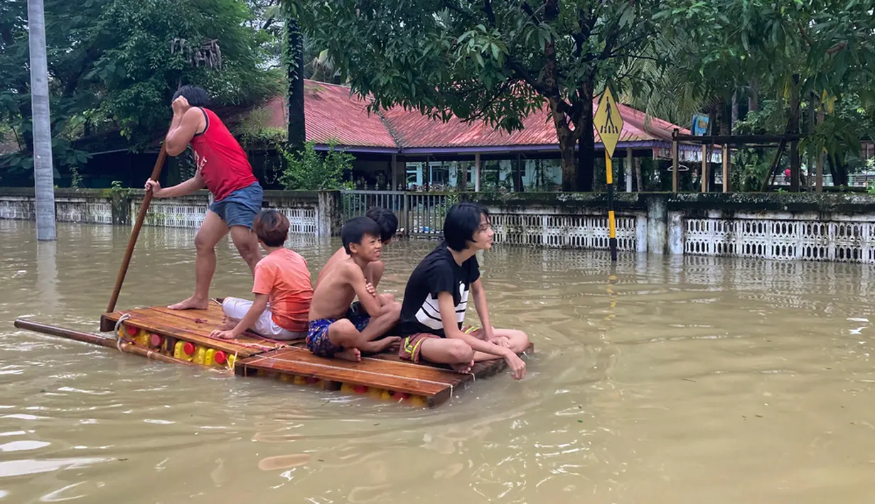 Banjir telah melanda Myanmar sejak Juli lalu dan dilaporkan banjir ini sudah menggenangi sembilan negara bagian dan wilayah di Myanmar, termasuk Rakhine, Kachin, Karen, Mon dan Chin. (AP Photo/Thein Zaw)