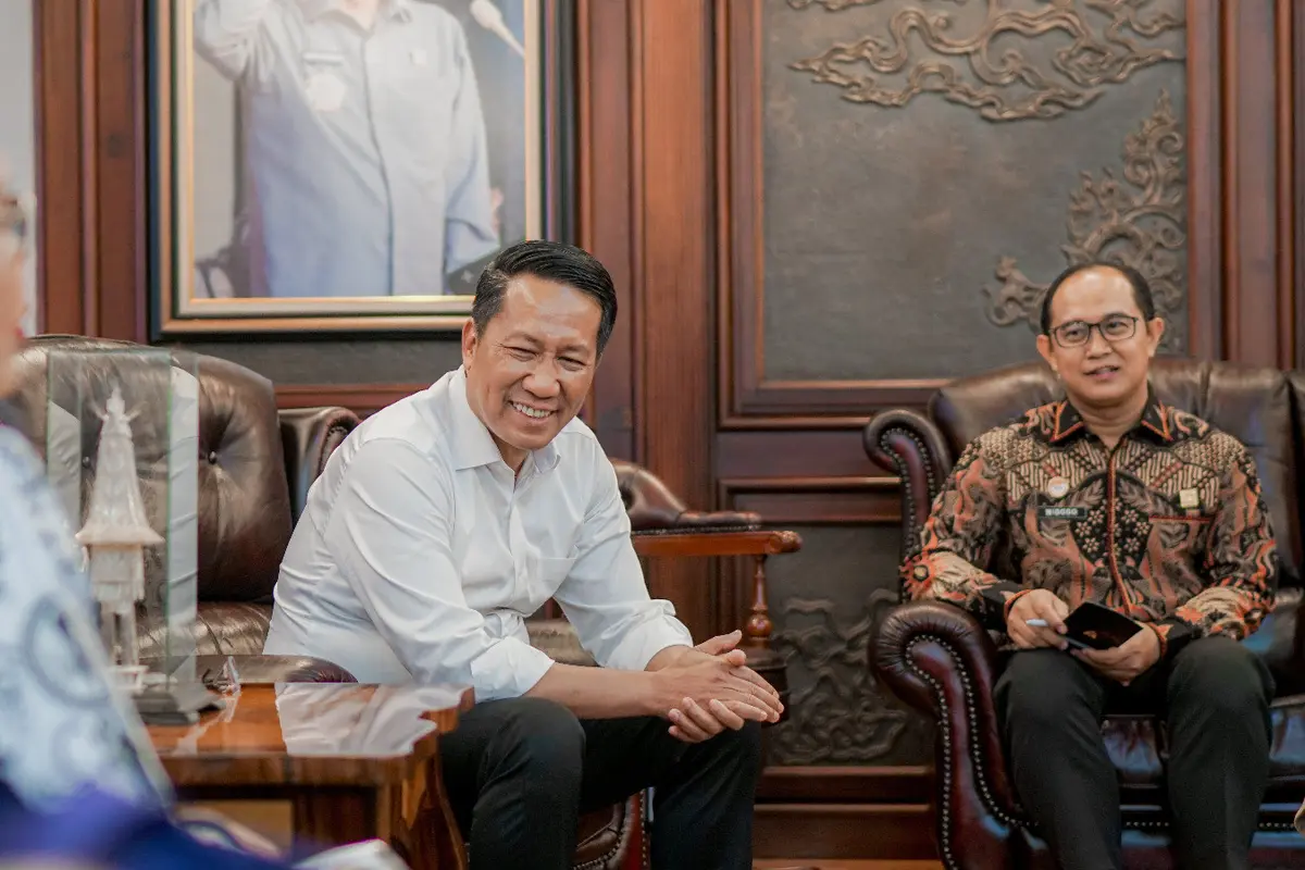 Direktur Jenderal Administrasi Hukum Umum (Dirjen AHU), Widodo saat mendampingi Menteri Hukum Supratman Andi Agtas menerima perwakilan PGRI. (Istimewa)