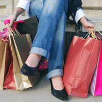 Berbelanja saat traveling. (salon.com)