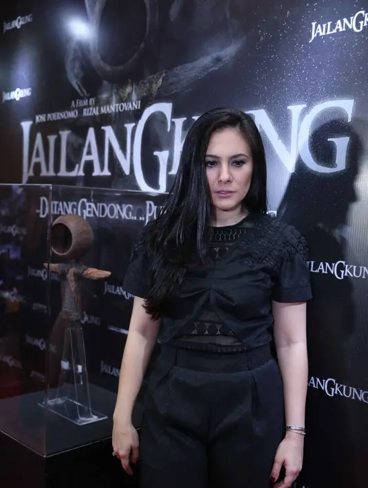 Dalam film Jailangkung, Wulan Guritno berperan sebagai Sarah. Selain Wulan, film produksi Screenplay Films itu dibintangi juga oleh Jefry Nichol, Amanda Rawless, Lukman Sardi, Wulan Guritno, Hannah Al Rasyid. (Nurwahyunan/Bintang.com)