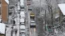 Salju pertama turun di Kota Lviv, Ukraina, 17 November 2022. Salju pertama musim ini turun di tengah invasi Rusia ke Ukraina. (YURIY DYACHYSHYN/AFP)