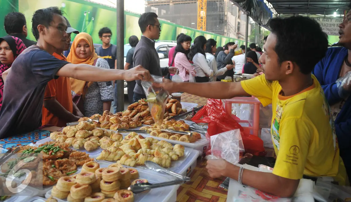 Pedagang melayani konsumen yang membeli makanan untuk berbuka puasa di pasar takjil Bendungan Hilir, Jakarta Pusat, Senin (6/6). (Liputan6.com/Gempur M Surya)