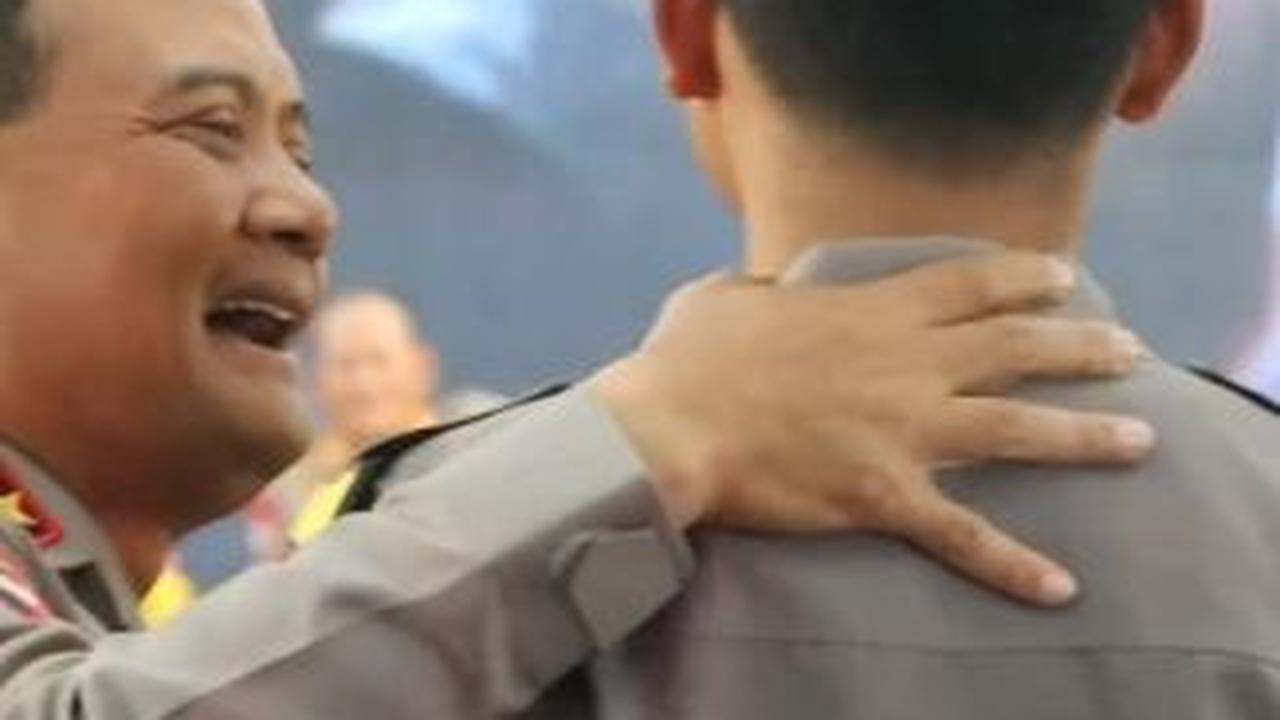 "Loh, kamu enggak, masih saya tanya. Kok grogi toh. Belum pernah bertemu Kapolda?" ujarnya. <br>"Siap, sudah," terang Parjo.<br>