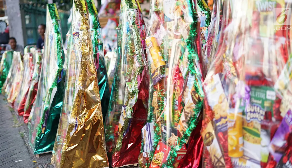 Sejumlah parsel yang dijual di kawasan Cikini, Jakarta, Selasa (28/5/2019). Menjelang hari raya Idul Fitri 1440 H, penjualan parsel di kawasan tersebut mulai meningkat, meskipun diakui para pedagang jumlah pejualan tidak sebanyak tahun lalu. (Liputan6.com/Immanuel Antonius)