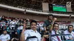 Sejumlah pelajar YPAC memberikan dukungan kepada atlet-atlet yang berlaga pada ajang Asian Para Games di SUGBK, Jakarta, Senin (8/10). Anak-anak terlihat bahagia dapat mendukung langsung di stadion. (Bola.com/Vitalis Yogi Trisna)