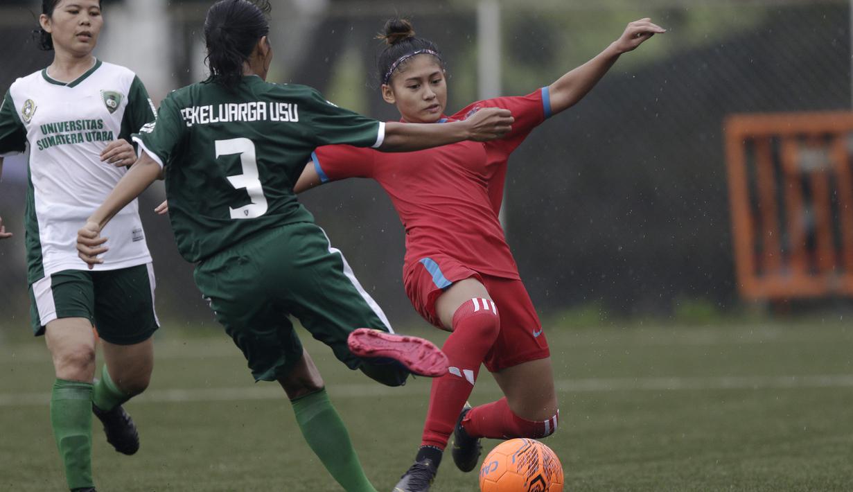 Striker Bangka Belitung, Zahra Muzdalifah, mengontrol bola saat melawan Sumatra Utara pada laga Piala Pertiwi 2019 di Lapangan NYTC, Sawangan, Rabu (24/4). Babel unggul 5-0 atas Sumut. (Bola.com/Yoppy Renato)