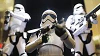 Replika mainan bertema Star Wars dipamerkan juga dalam wahana dunia petualangan intergalaksi 'Star Wars: The Force Awekens', Jakarta, (7/12). Wahana berlangsung hingga 10 Januari 2016. (Liputan6.com/Immanuel Antonius)
