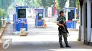 Aparat TNI berjaga di pintu masuk kawasan Gelora Bung Karno, Senin (1/8). Jelang perhelatan KTT World Islamic Economic Forum ke-12 pada 2-4 Agustus 2016, kawasan Gelora Bung Karno dijaga ketat. (Liputan6.com/Helmi Fithriansyah)