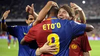 FC Barcelona&#039;s Samuel Eto&#039;o (C) celebrates with teammate Leo Messi after scoring against Betis during their Spanish League football match at Camp Nou stadium in Barcelona, September 24, 2008./LLUIS GENE