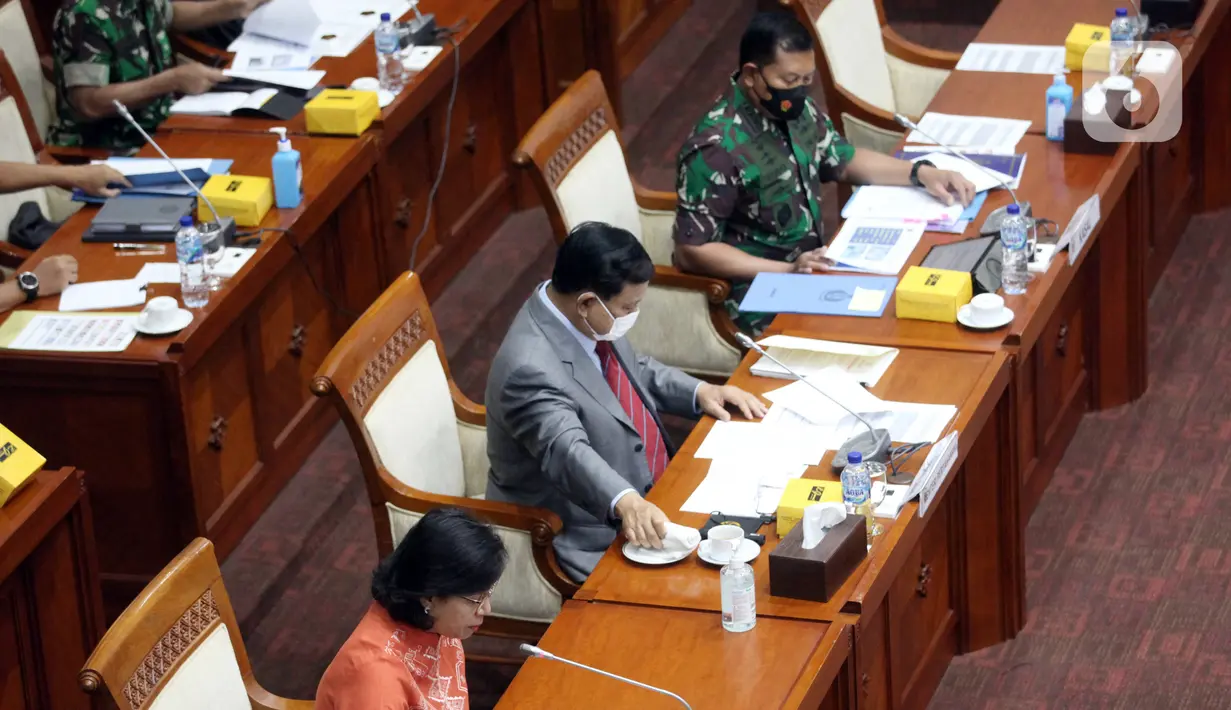 Menteri Pertahanan Prabowo Subianto (tengah) bersama Menteri Keuangan Sri Mulyani (kiri) dan KSAL Laksamana TNI Yudo Margono (kanan) saat rapat kerja dengan Komisi I DPR di Kompleks Parlemen, Senayan, Jakarta, Kamis (27/1/2022). (Liputan6.com/Angga Yuniar)