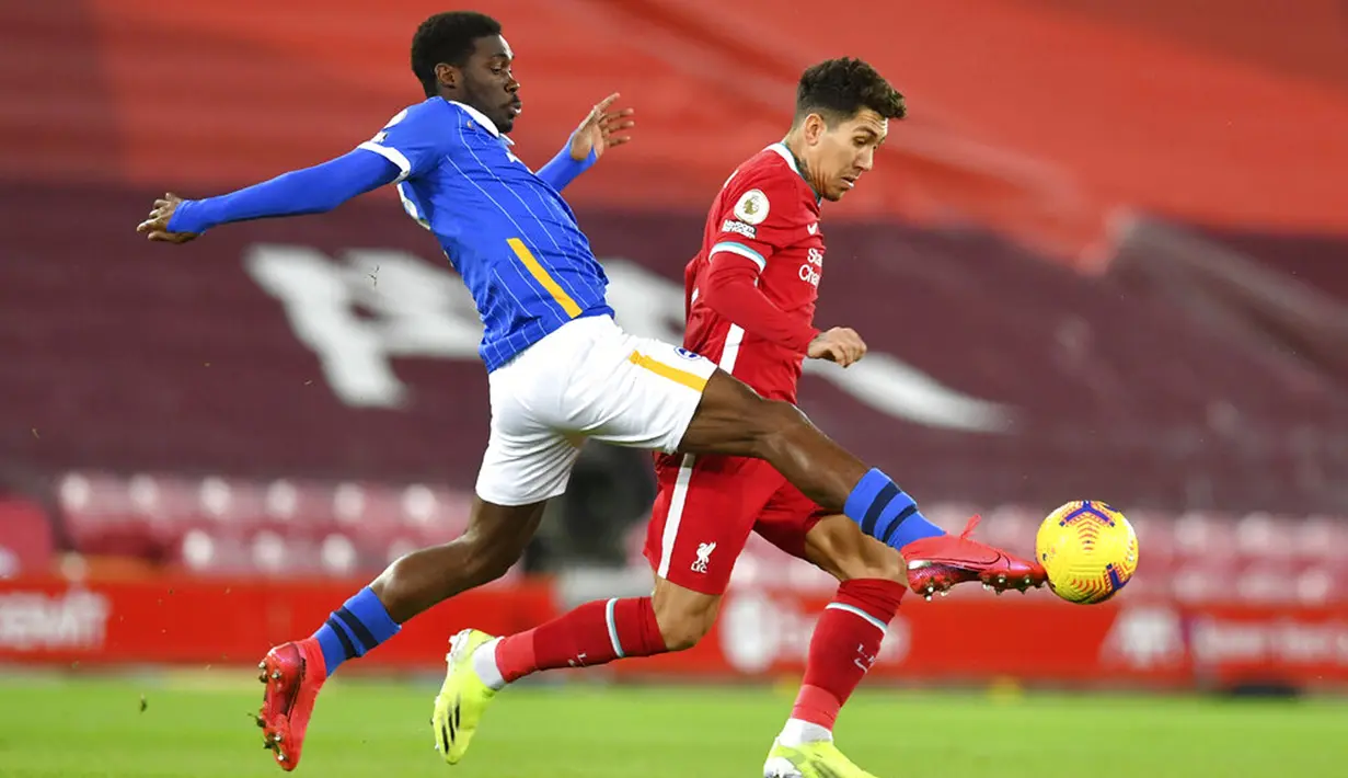 Pemain Liverpool Roberto Firmino (kanan) berebut bola dengan pemain Brighton Yves Bissouma pada pertandingan Liga Inggris di Anfield Stadium, Liverpool, Inggris, Rabu (3/2/2021). Brighton menang 1-0. (Paul Ellis/Pool via AP)