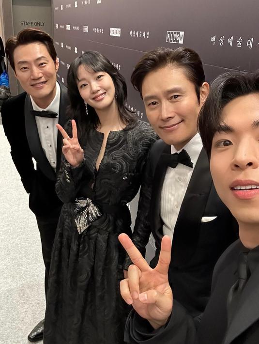 Artis BH Entertainment juga foto bareng di belakang panggung. Mereka tampak sangat kompak. (Foto: Instagram/ bhent_official_)