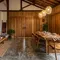 7 Model Rumah dengan Lantai Semen Ekspos dan Dekorasi Kayu yang Hangat