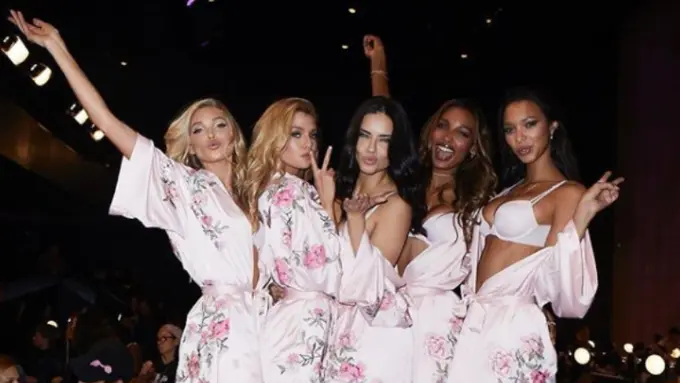 5 Model Victoria's Secret dengan Makeup Khasnya